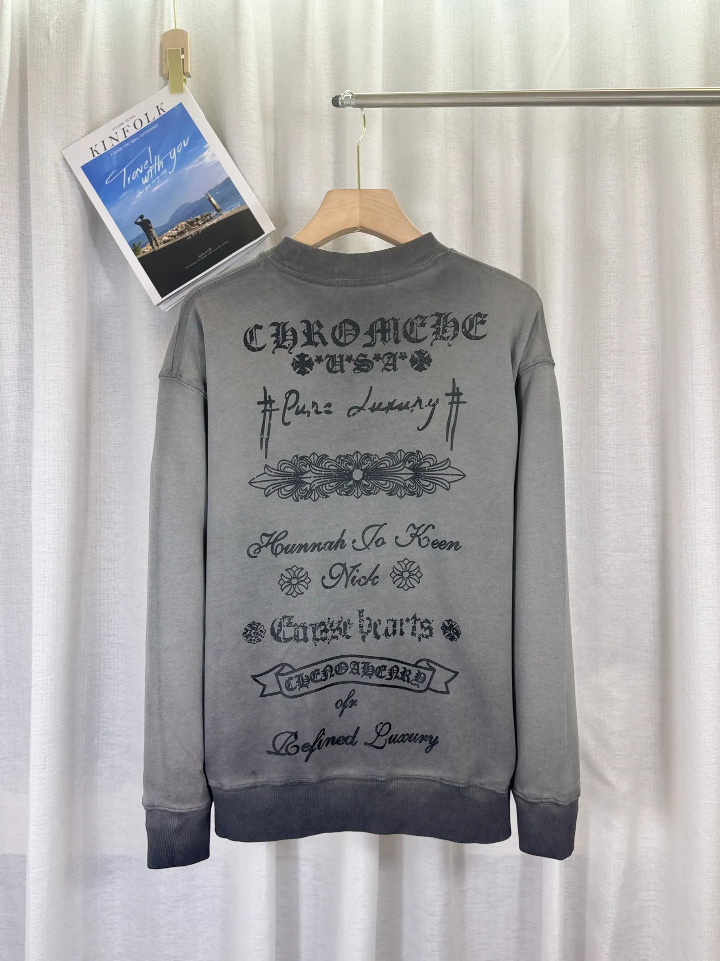 P260 top version, real shot without P, ​​different from market currency) 𝗖𝗵𝗿𝗼𝗺𝗲 𝗛𝗲𝗮𝗿𝘁𝘀/Cro Heart 2025 washed patch embroidery autumn and winter new original single counter American laser burnt 3D three-dimensional color embroidered couple casual sweatshirt 👑The highest version! Customized fabric 420g tripe terry fabric! American acid-washed and distressed original fabric laser burnt ✟appliqué embroidery and exquisite embroidery of letters! The best-selling model in the counter, very comfortable to wear. Accessories: original molded and authenticated collar label➕100% silk wash label. Genuine purchase-grade original hangtag➕matching hanging rope➕3D hanging beads➕original packaging bag. Craftsmanship: The original version has consistent wiring! The highest version of the armhole matching technique! Color: Earth Yellow Gray Black Size: S M L XL Style No.: 9320